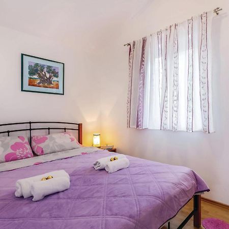 1 Bedroom Stunning Apartment In בקרץ מראה חיצוני תמונה