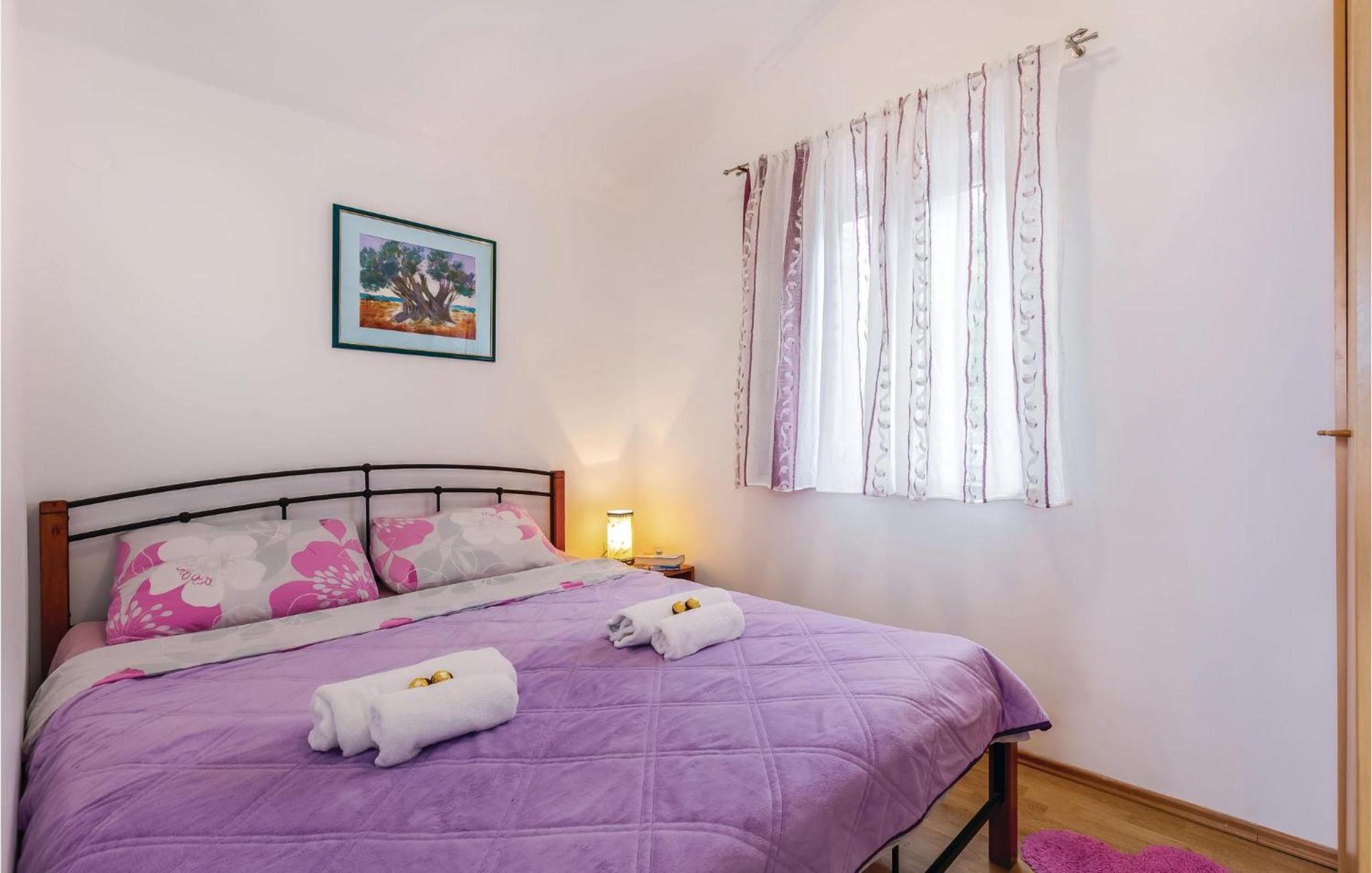 1 Bedroom Stunning Apartment In בקרץ מראה חיצוני תמונה