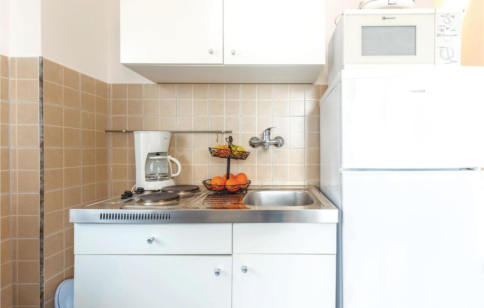 1 Bedroom Stunning Apartment In בקרץ מראה חיצוני תמונה