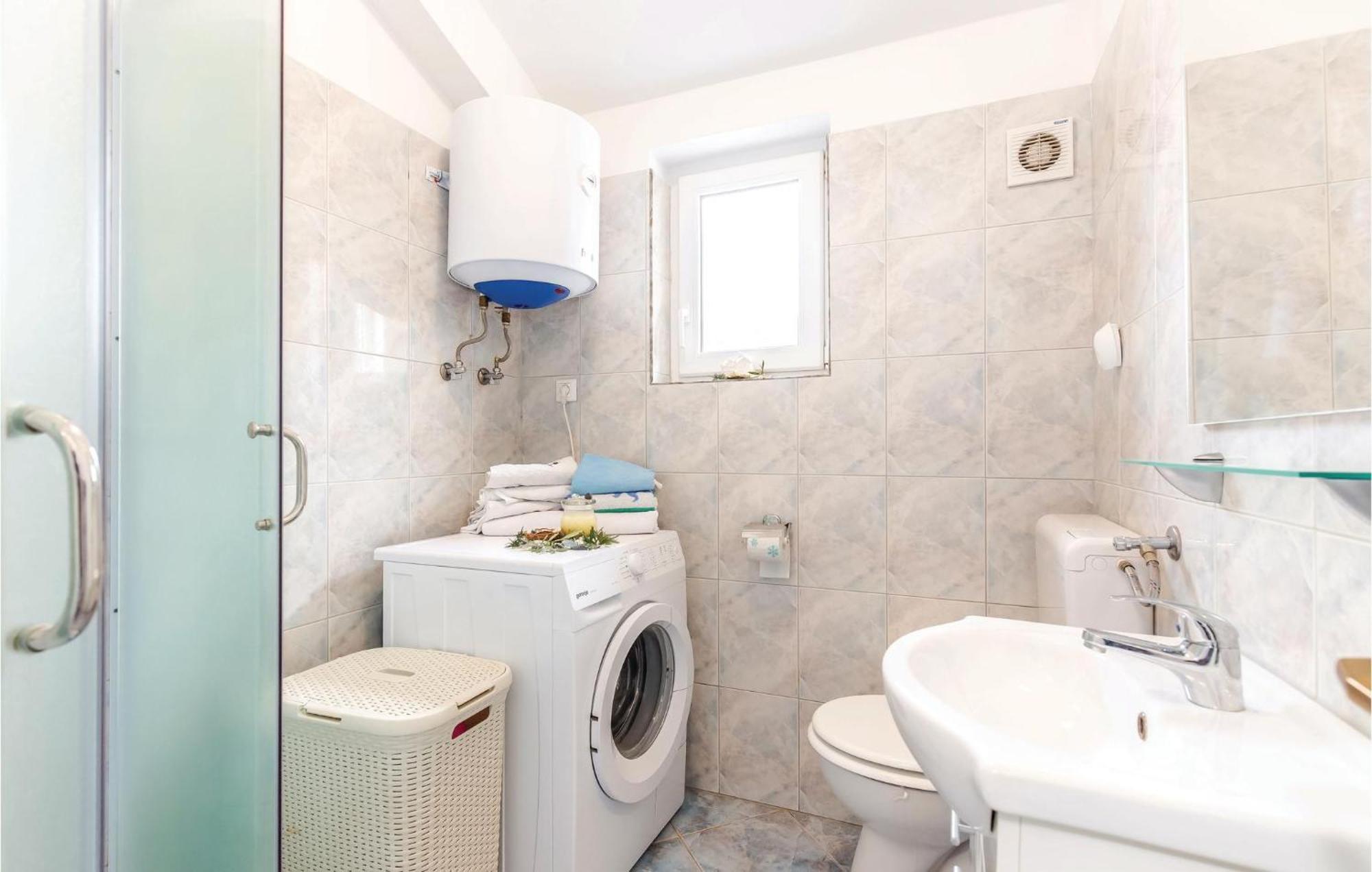 1 Bedroom Stunning Apartment In בקרץ מראה חיצוני תמונה