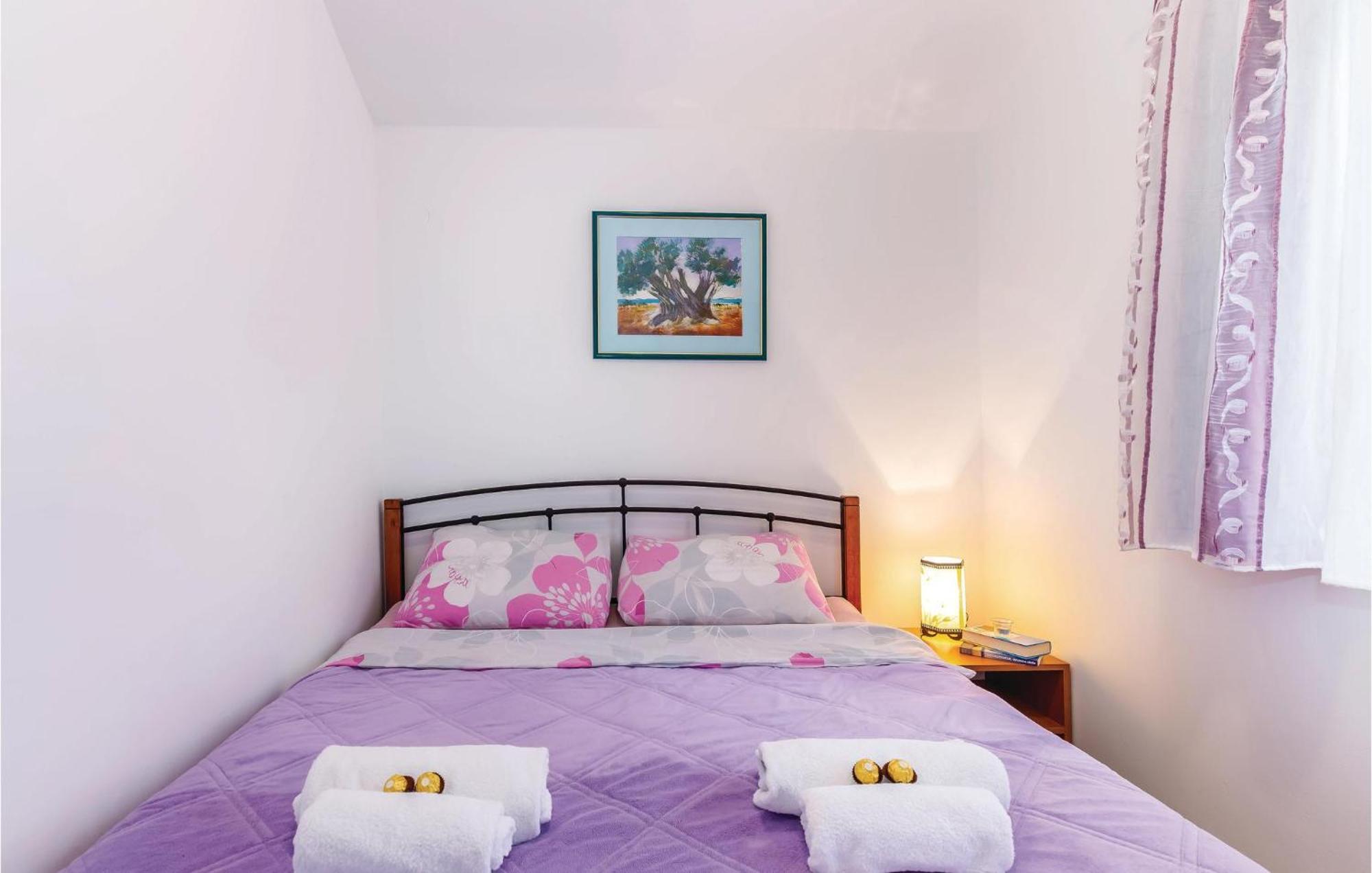 1 Bedroom Stunning Apartment In בקרץ מראה חיצוני תמונה
